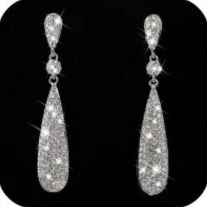 ✨ Stuning silver sparkling crystal drop dangle earrings ✨